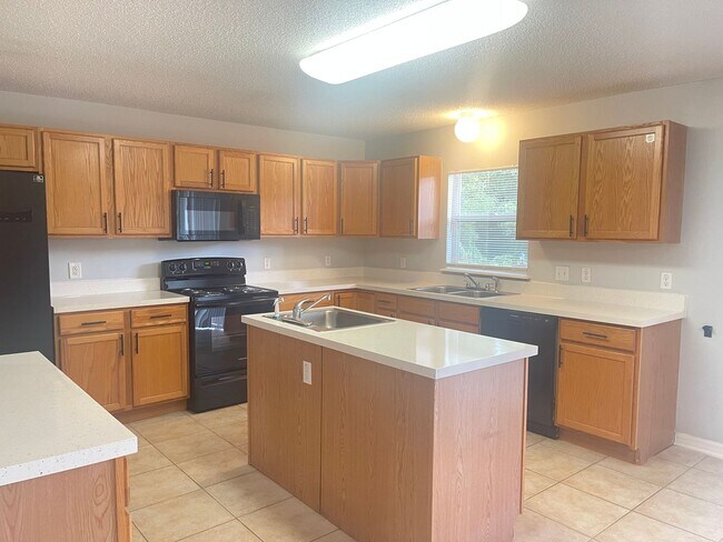 Building Photo - Beautiful 4 Bedroom, 3.5 Bath, 2 Car Garag...