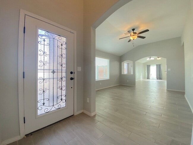 Foto del edificio - East El Paso 4 bed 2 Bath Refrig A/C w/Solar Panels and Outdoor Bar!