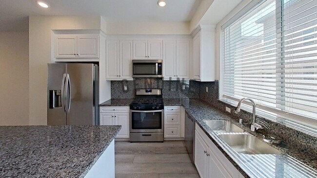 Foto del edificio - Beautiful Tri-Level 3Bd 2.5Ba Townhome in ...