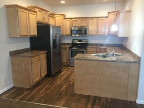 Building Photo - 4104 Parkview Dr
