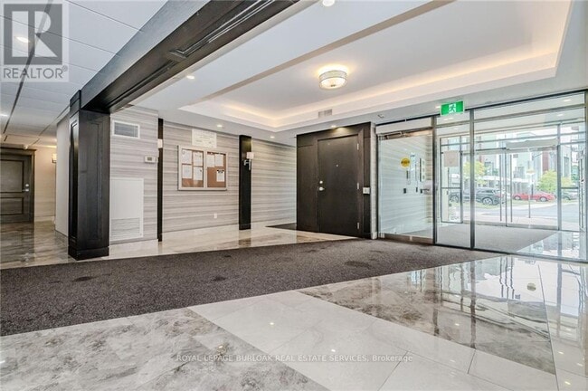 Building Photo - 101-101 Shoreview Pl