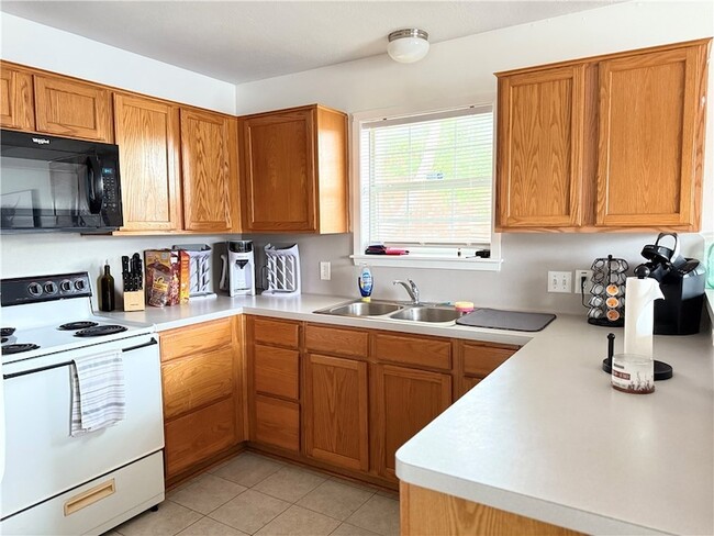 Building Photo - 1211 Webhollow Cir