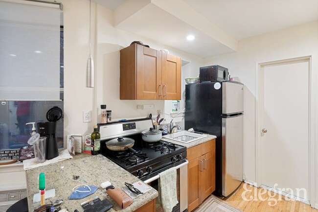 Foto del edificio - 324 E 35th St