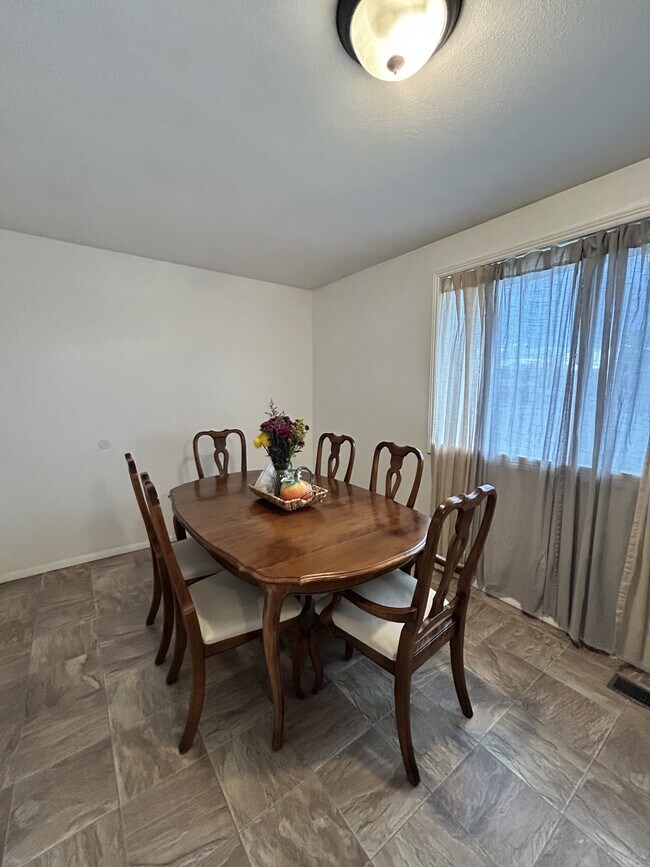 Foto del edificio - 677 N 440 W St