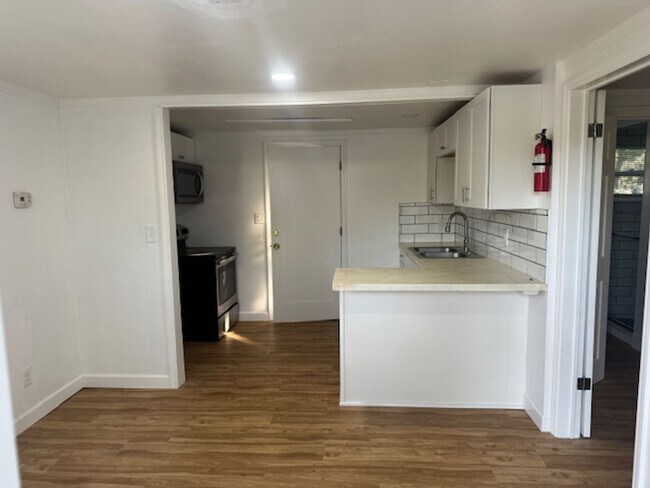 Foto del edificio - Recently Renovated 1/1 Cozy cottage with water included**