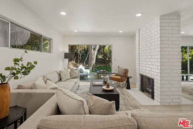 Building Photo - 2612 S Beverly Dr
