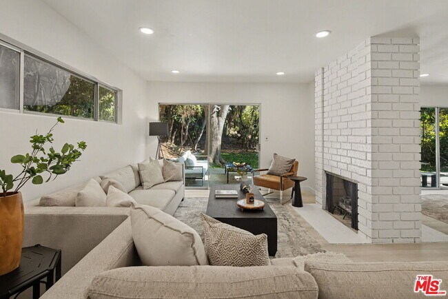 Foto del edificio - 2612 S Beverly Dr