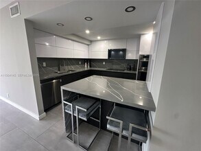 Building Photo - 600 Parkview Dr