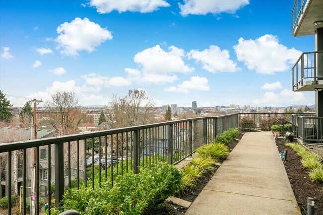 Foto del edificio - 2454 NW Westover Rd