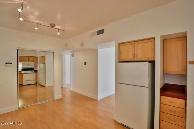 Building Photo - 351 Thomas Rd