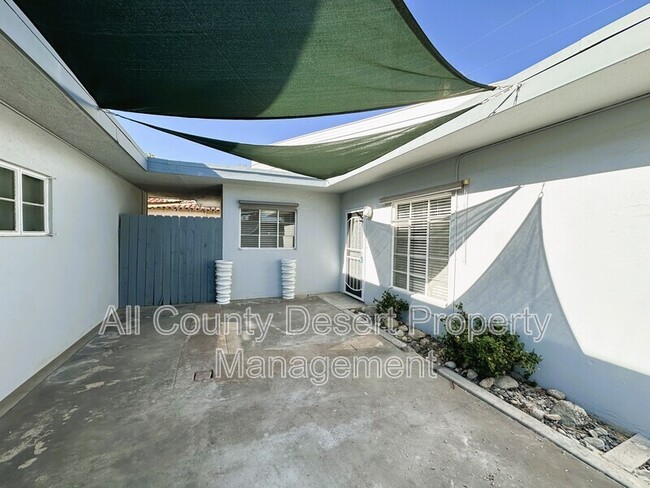 Building Photo - 546 Calle Abronia S