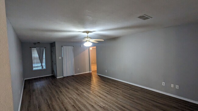 Sala de estar - 2308 Breezeway Ln