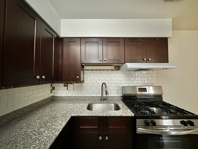 Foto del edificio - 3710 N Pine Grove Ave