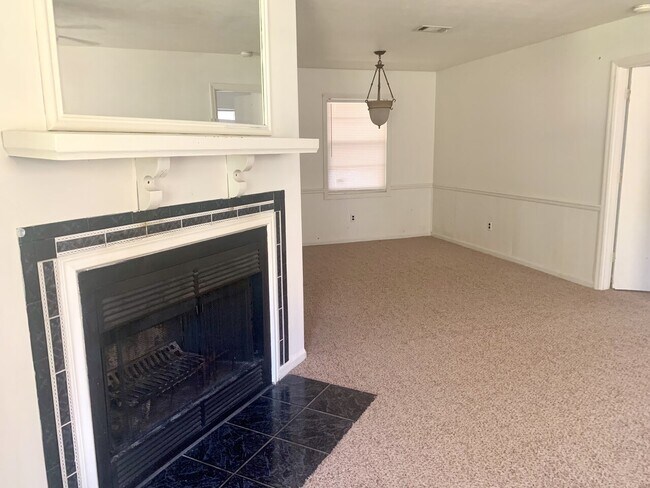 Foto del edificio - 4811 Floyd Ct