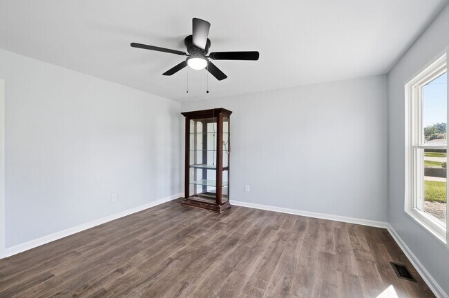 Building Photo - Newly Renovated Three Bed available to rent with move-in special!
