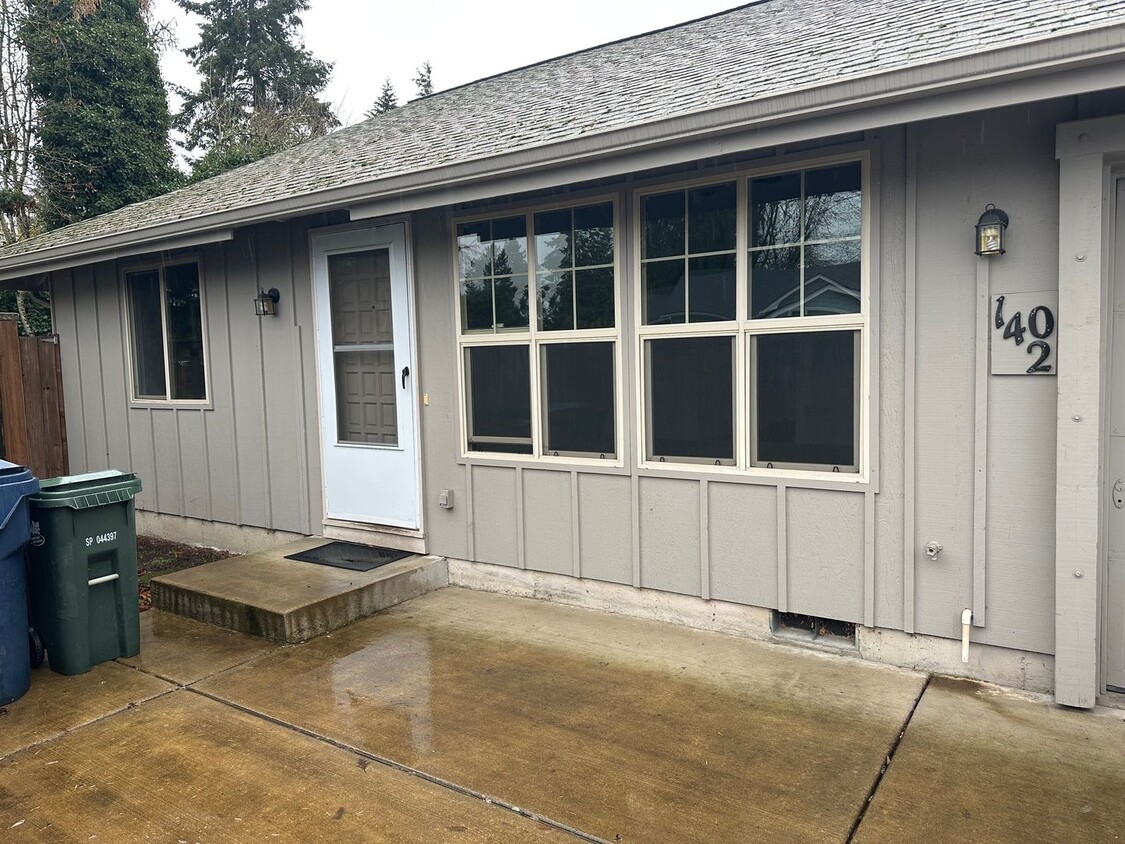 Foto principal - Cozy 2 bedroom 1 bathroom duplex in Eugene!