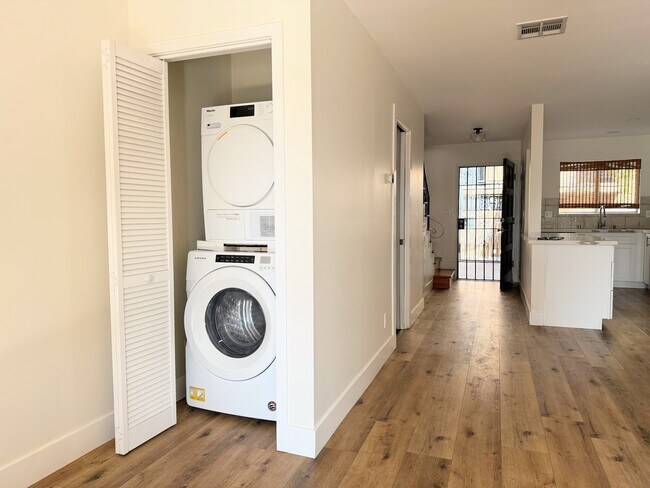 Lavadora/secadora en la unidad - 1890 S Cochran Ave