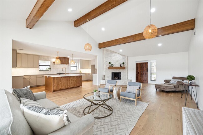 Foto del edificio - 7715 Twin Hills Dr