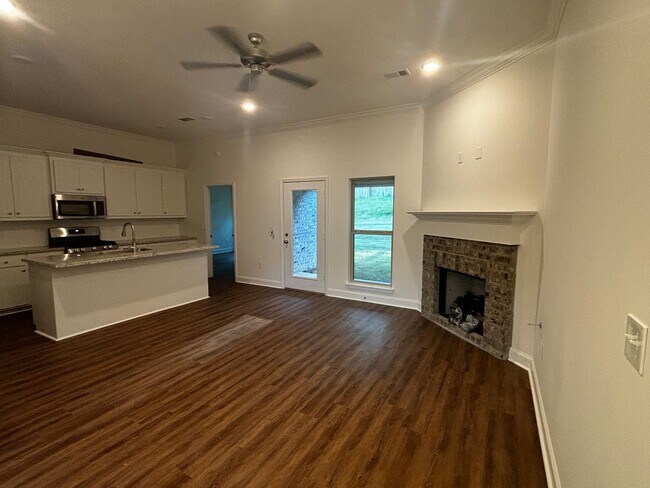 Foto del edificio - ****JUST REDUCED!!PLUS 1ST MONTHS RENT IS ...