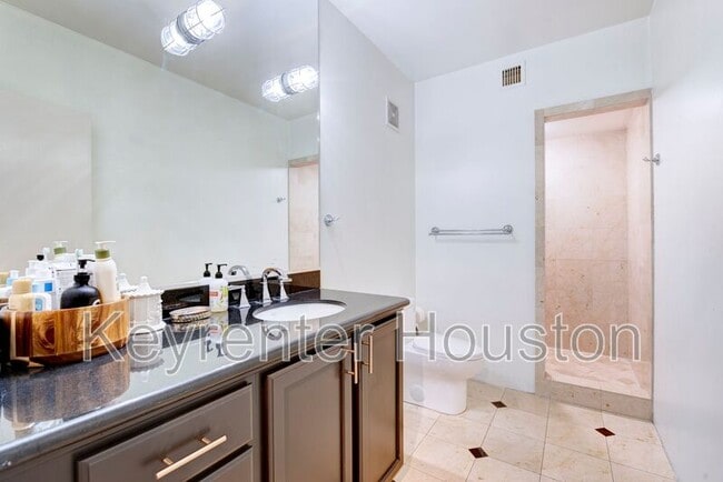 Building Photo - 1005 S Shepherd Dr