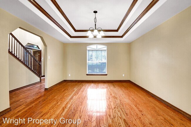 Building Photo - 5 br, 3 bath House - 8614 Queen Heights