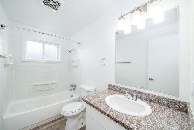 Foto del edificio - FIRST MONTHS RENT FREE! 2 bedroom 1 bath!!