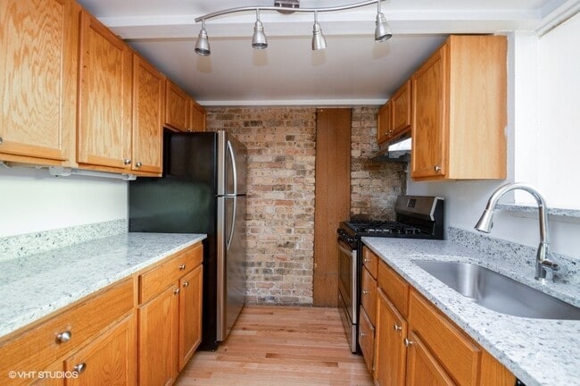 Building Photo - 1050 W Dickens Ave