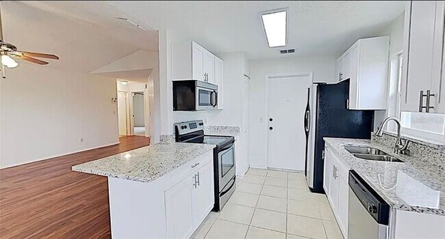 Building Photo - 3 Bedroom 2 bathroom in Winter Haven