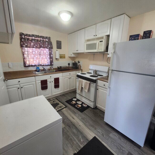 Building Photo - 457 Vineyard Ave