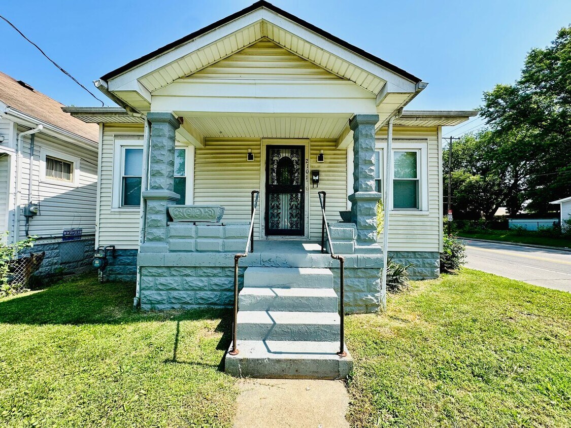 Foto principal - Adorable 2 bedroom home with two living ar...