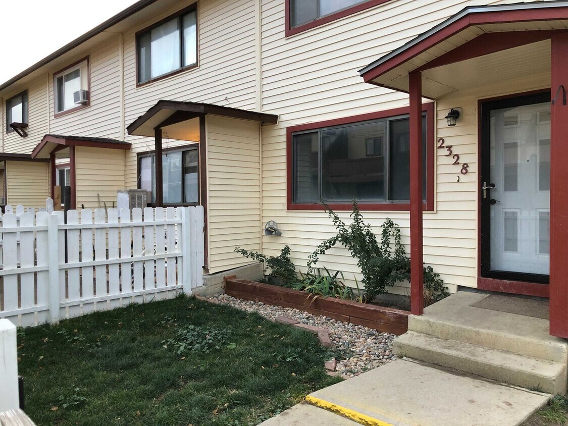 Foto principal - Centrally Located, 2 Bedroom Townhouse w/G...