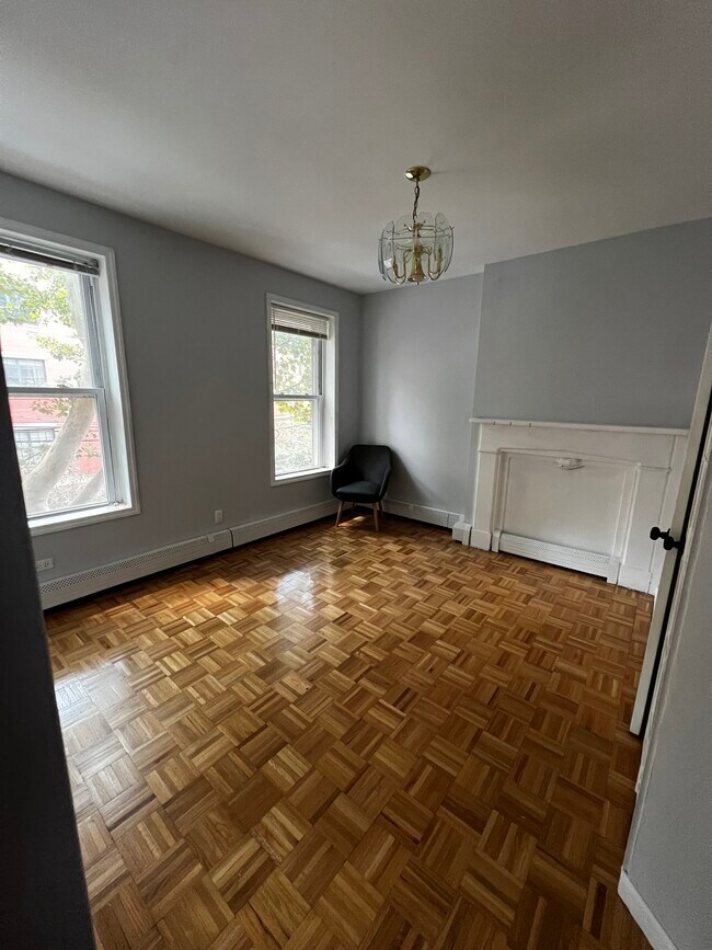 Living room - 222 Bay St