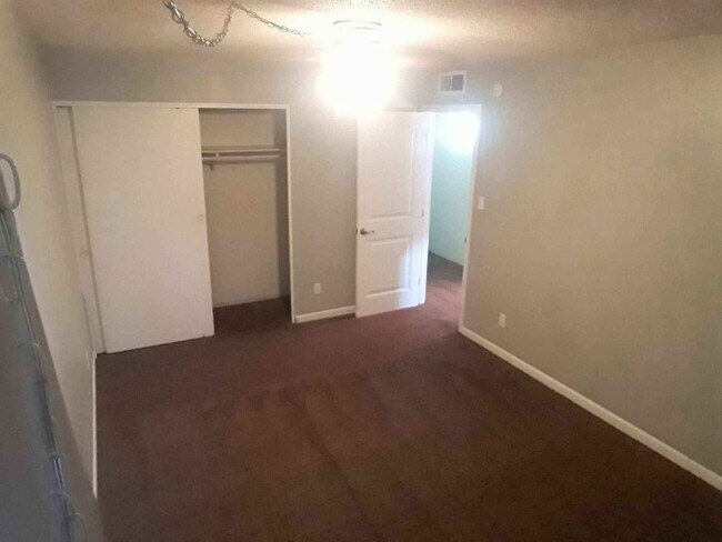 Foto del edificio - Fantastic 2 bedrooms and 1 bathroom Townhouse for Lease