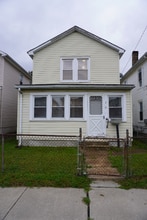 Building Photo - 210 Center St