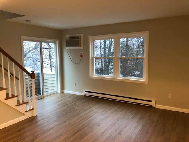 Livingroom - 783 East St