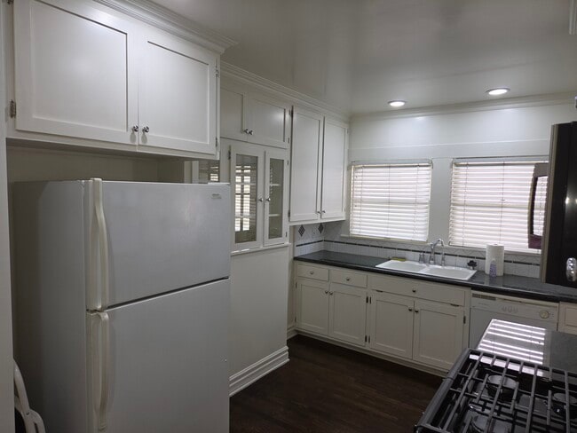 Building Photo - 540 S El Molino Ave