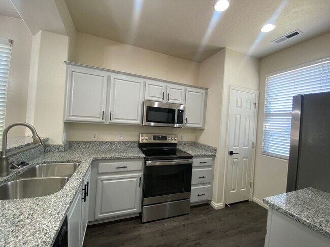 Foto del edificio - REMODELED TOWNHOME AVAILABLE FOR RENT