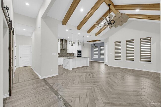 Foto del edificio - 24 Red River Ave