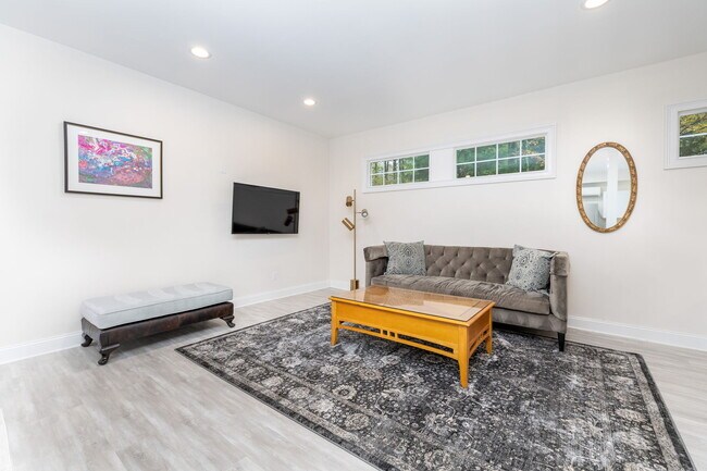 Foto del edificio - 235 White Deer Rocks Rd