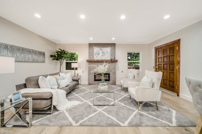 Foto del edificio - 4 br, 3 bath House - 400 Chiquita Avenue
