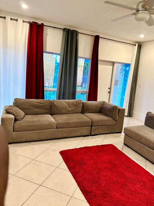 Foto del edificio - 733 NW 30th Ct