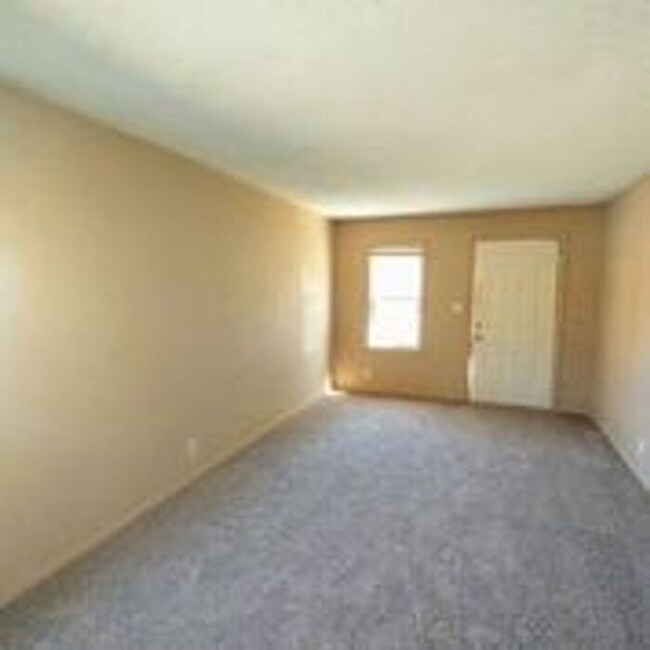 Building Photo - Cute 2 Bedroom Duplex in Kansas City!