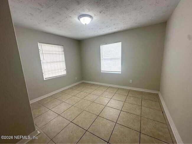 Foto del edificio - 1599 W 30th St