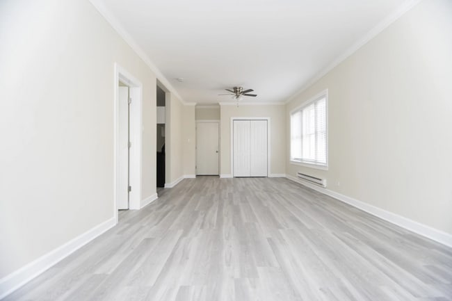 Building Photo - 655 W Roscoe St