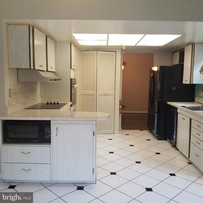 Building Photo - 820 Lamberton Dr