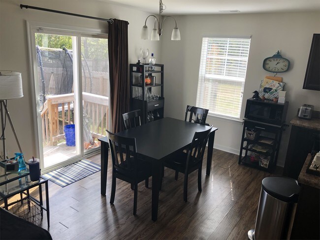 Foto del edificio - 2705 Elkridge Ln