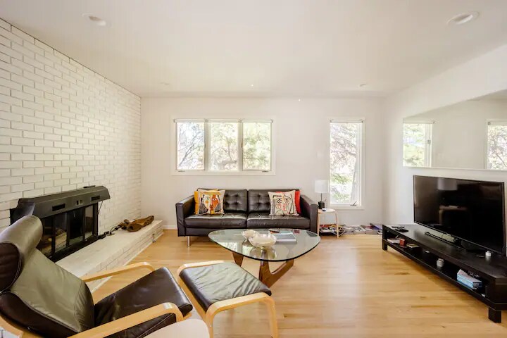 Primary Photo - 2102 Mariposa Ave