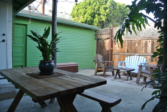 Patio trasero privado - 2422 Penmar Ave