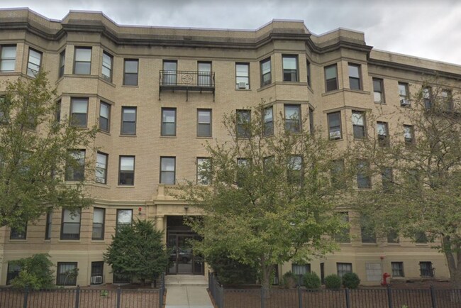 Building Photo - 61 Park Dr