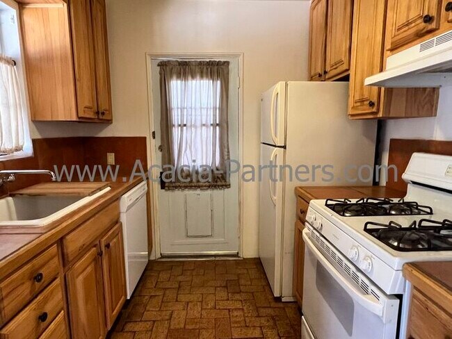 Building Photo - Spacious Two Bedroom